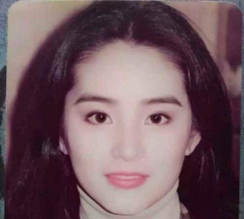 最年轻女星的隐藏宝藏，小巷中的秘密故事
